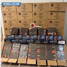 Droga, armi e botti illegali, blitz della Polizia nella Città Vecchia: 4 arresti. Le foto