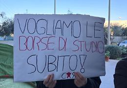 Protesta davanti all&rsquo;Adisu, studentesse incatenate per le borse di studio. Le foto