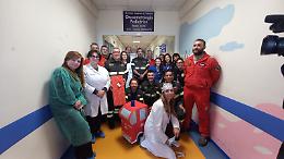 Vigili del Fuoco in corsia, donazione e sorrisi per i piccoli pazienti. Le foto