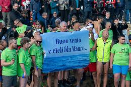 Il Tuffo di Capodanno ricorda Mauro Masiello: il numero 30 diventa memoria