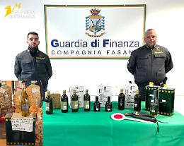 Una miscela di olio di oliva e di semi spacciata per extravergine, scatta sequestro e denuncia