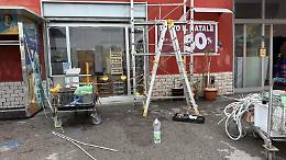 Infortunio sul lavoro in via Cesare Battisti, giovane ferito alla testa. Le foto