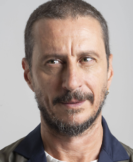 L&rsquo;irriverenza di Luca Bizzarri a Taranto: quando il dubbio diventa l&rsquo;ultimo tab&ugrave;