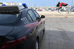 Salvato sui binari mentre arrivava un treno veloce, carabinieri evitano una tragedia