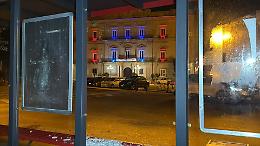 Piazza Castello, fermata dell&rsquo;autobus devastata nella notte. Le foto