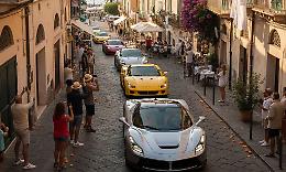 Ferrari e solidariet&agrave;, Babbo Natale arriva in piazza Carmine