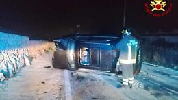 Auto contro un palo nella notte, ferito il conducente