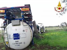 Autocisterna si ribalta sulla provinciale, traffico rallentato