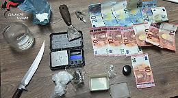 Nascondeva cocaina e hasish in casa, arrestato un 28enne