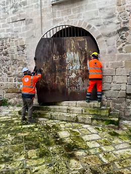 Riapre vico Spagnolo: via alle rimozioni delle cancellate abusive. Le foto