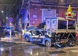 Scontro all&rsquo;alba in centro, distrutta una volante della polizia