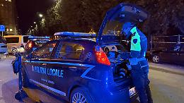 Auto finisce contro la moto della Polizia Locale, un agente in ospedale