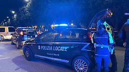 Donna travolta da una moto in centro, il centauro bloccato da un passante