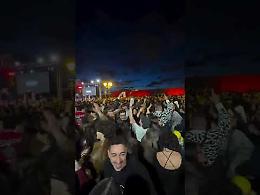 La notte lieve di Taranto, tra giovani in festa e tanta musica. Il video