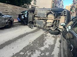 Auto si capovolge dopo l'incidente, nove veicoli danneggiati. Le foto
