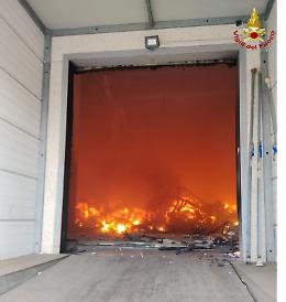 Maxi incendio nel polo logistico, il sindaco ai cittadini: "Finestre chiuse"