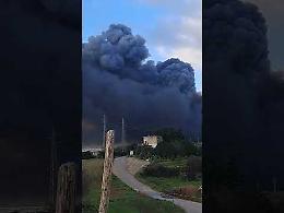 Maxi incendio alla Terminal Puglia, fiamme e fumo visibili a distanza. Il video