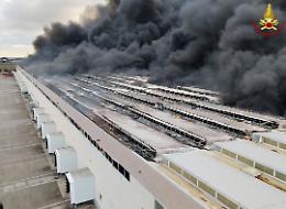 Incendio al centro logistico, l'azienda rassicura: servizi e occupazione tutelati