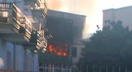 Incendio in un appartamento, 4 persone bloccate tra le fiamme tratte in salvo. Le foto