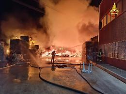 Incendio in un&rsquo;azienda di rifiuti, il sindaco: "Porte e finestre chiuse"