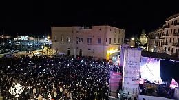 Bennato inaugura il 2026 davanti a una piazza gremita. Tutte le foto