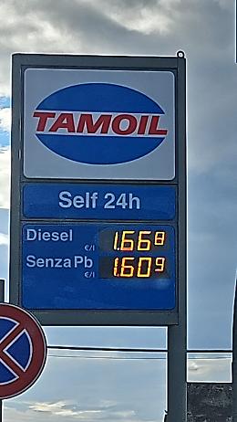 Diesel pi&ugrave; caro della benzina, anche a Taranto lo storico sorpasso. Le foto