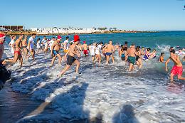 Tuffo di Capodanno, Brindisi accoglie il 2026 con il record di partecipanti. Le foto