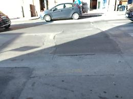 Via R. Orsini, residenti esasperati: strada dissestata e palazzi che tremano. Le foto