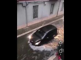 Voli dirottati e strade bloccate. Allagamenti a Brindisi e nel Tarantino. Il video