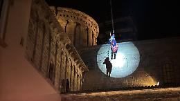 La Befana scende dal campanile di San Cataldo: festa e dolci per i bambini della citt&agrave; vecchia. Le foto