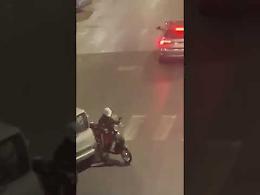 Lanci di acqua e bottigliette contro le auto, video denuncia in viale Liguria