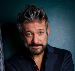 Sergio Assisi all&rsquo;Abeliano: l&rsquo;umanit&agrave; al bivio tra risate e crisi d&rsquo;identit&agrave;