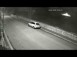 Bagliore e boato nelle campagne, misterioso oggetto cade nei campi. Il video