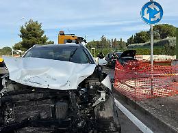 Scontro frontale a Paolo VI, tre feriti trasportati in ospedale. Le foto