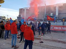 Vestas Italia, lavoratori in sciopero contro il trasferimento a Melfi. Le foto