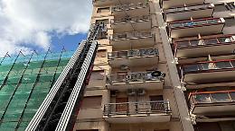 Calcinacci da un balcone nel centro cittadino, area messa in sicurezza. Le foto
