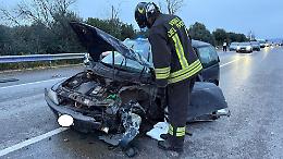 Schianto sulla Statale 7, tre mezzi coinvolti: due feriti e traffico in tilt. Le foto