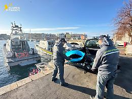 Pesca illegale nella notte, sequestrati ricci di mare e pescato. Le foto