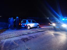Scende dall'auto in panne e viene travolta lungo la provinciale, muore una donna