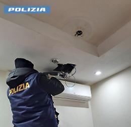 Arriva la polizia e si barrica in una casa trasformata in bunker videosorvegliato. Le foto