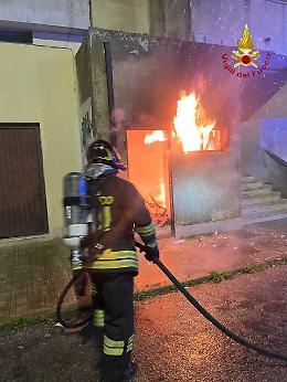 Incendio all&rsquo;alba in un condominio della zona 167