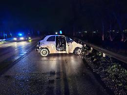 Auto slitta sulla pioggia e si schianta contro le protezioni laterali. Un ferito grave. Le foto