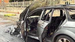 Auto prende fuoco mentre stava camminando, passeggeri salvi