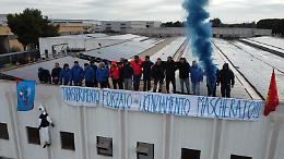 Protesta alla Vestas Italia, lavoratori sul tetto contro i trasferimenti. Le foto