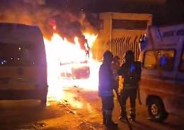 Incendio nella notte nell'area di una parrocchia, distrutte tre ambulanze