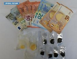 Un 17enne tenta di resistere all'arresto e manda due agenti in ospedale