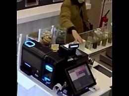 Ruba le mance dopo aver ordinato un caff&egrave;. Il video della vergogna