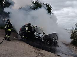Auto prende fuoco al distributore, intervento immediato dei soccorsi. Le foto