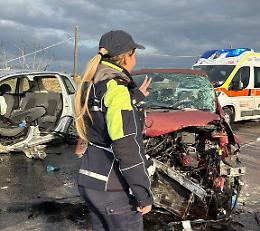 Scontro frontale sulla statale 7, feriti due adulti e due bambini. Le foto