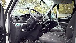 Telone si stacca da un tir, pezzi di ferro contro un furgone. Le foto